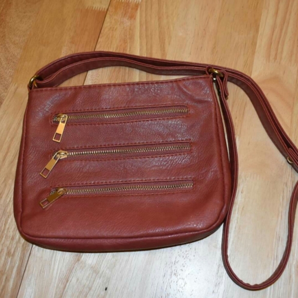 RUE 21 SLING BAG - Picture 4 of 7